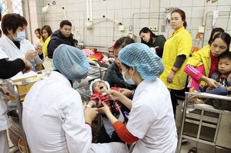 Doctors examine pediatrics patients at the Bach mai General Hospital, Ha Noi. President Truong Tan Sang yesterday awarded the Independence Medal-Third Class for the second time to Bach Mai General Hospital for its contribution to people's healthcare and protection. — VNA/VNS